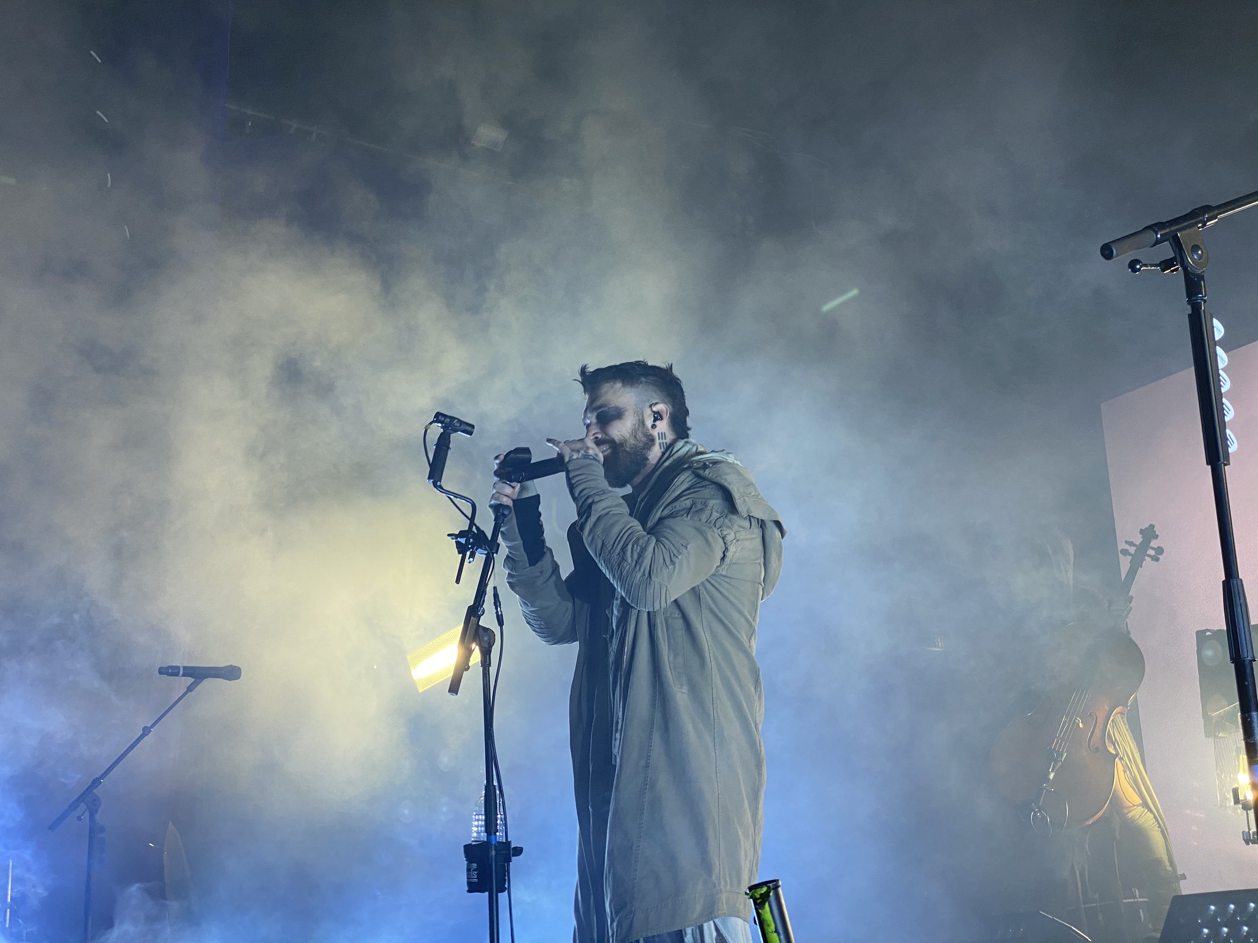 Dustin Bates de Starset à la Machine du Moulin Rouge