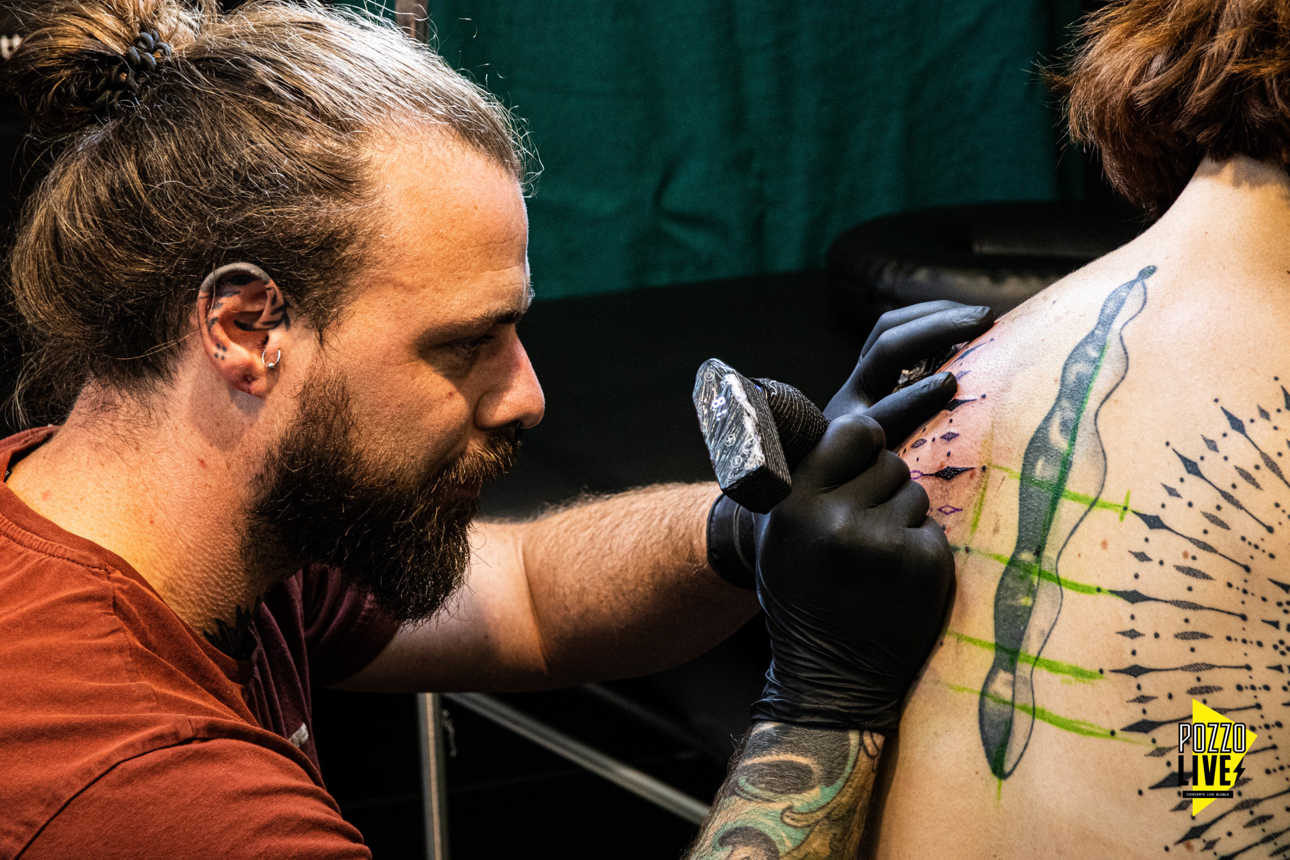 Fabbio Tattoo en train de tatouer une épaule à la Nantes Tattoo Convention 2021