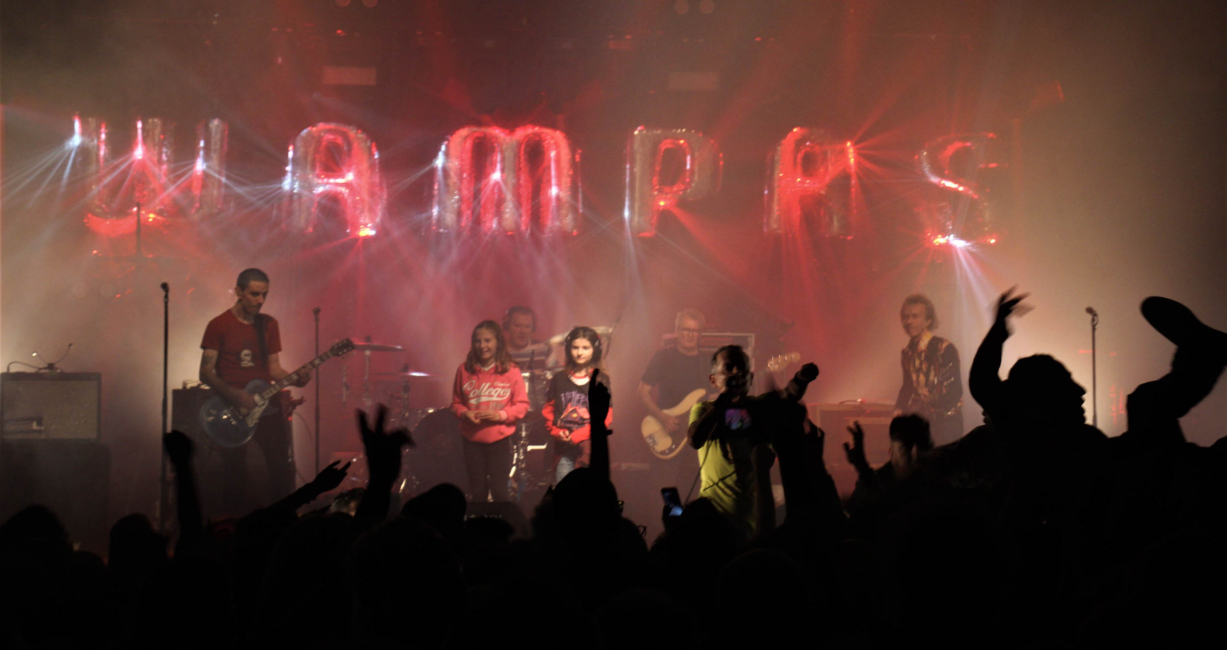 Mila & Laurie sur scène pendant le concert des Wampas à Carnavalorock 2022