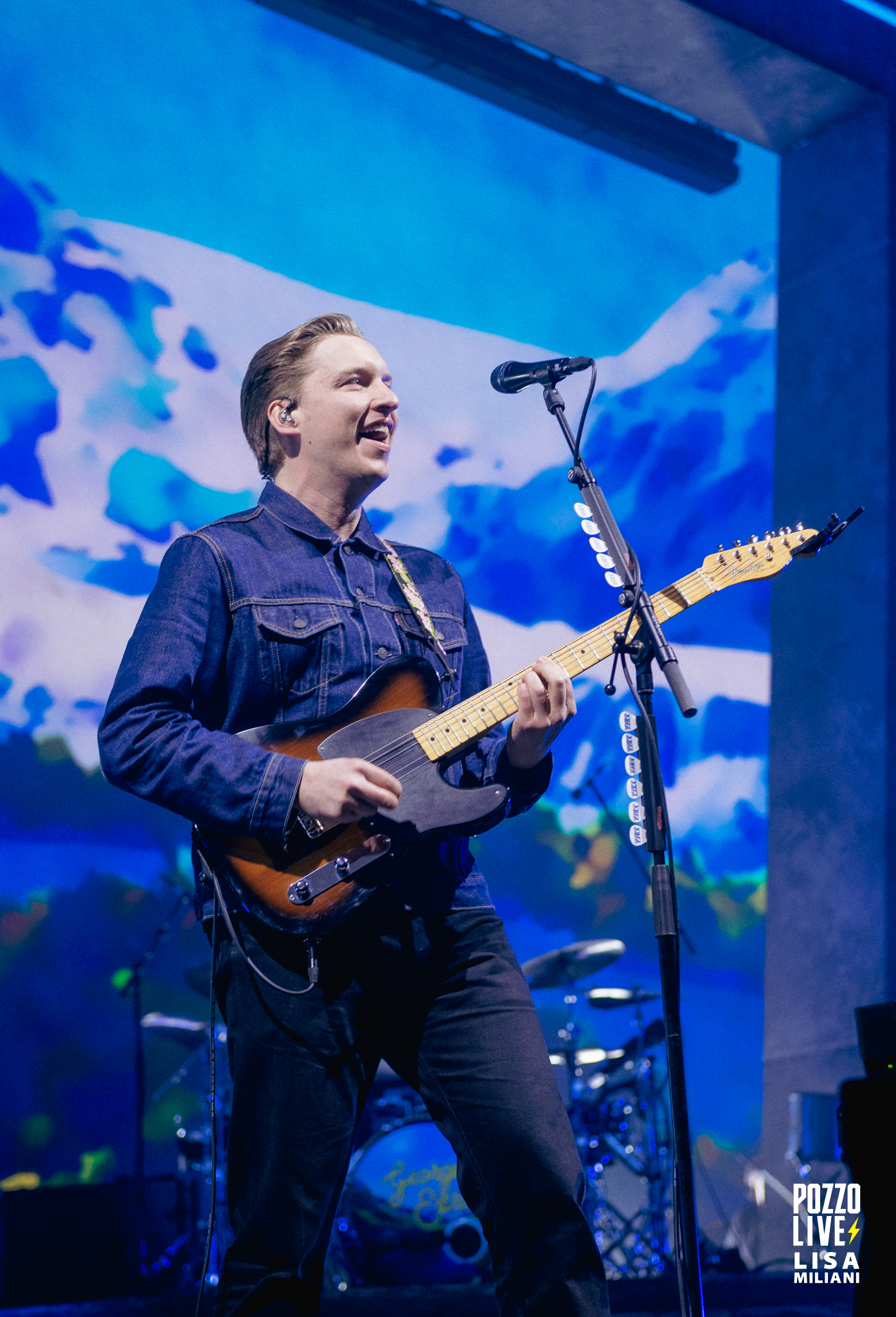 George Ezra à la Seine Musicale sur un fond coloré