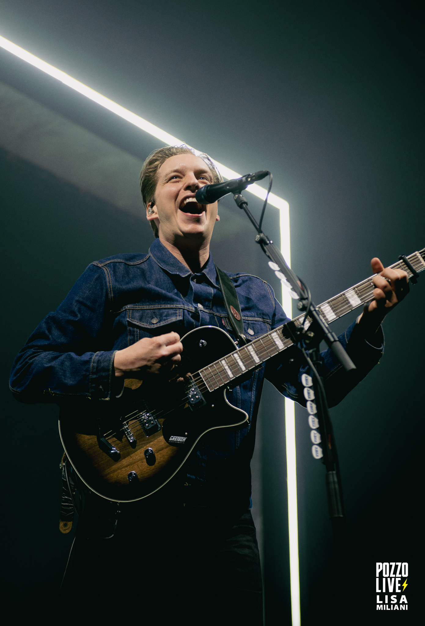 George Ezra qui chante joyeusement à la Seine Musicale