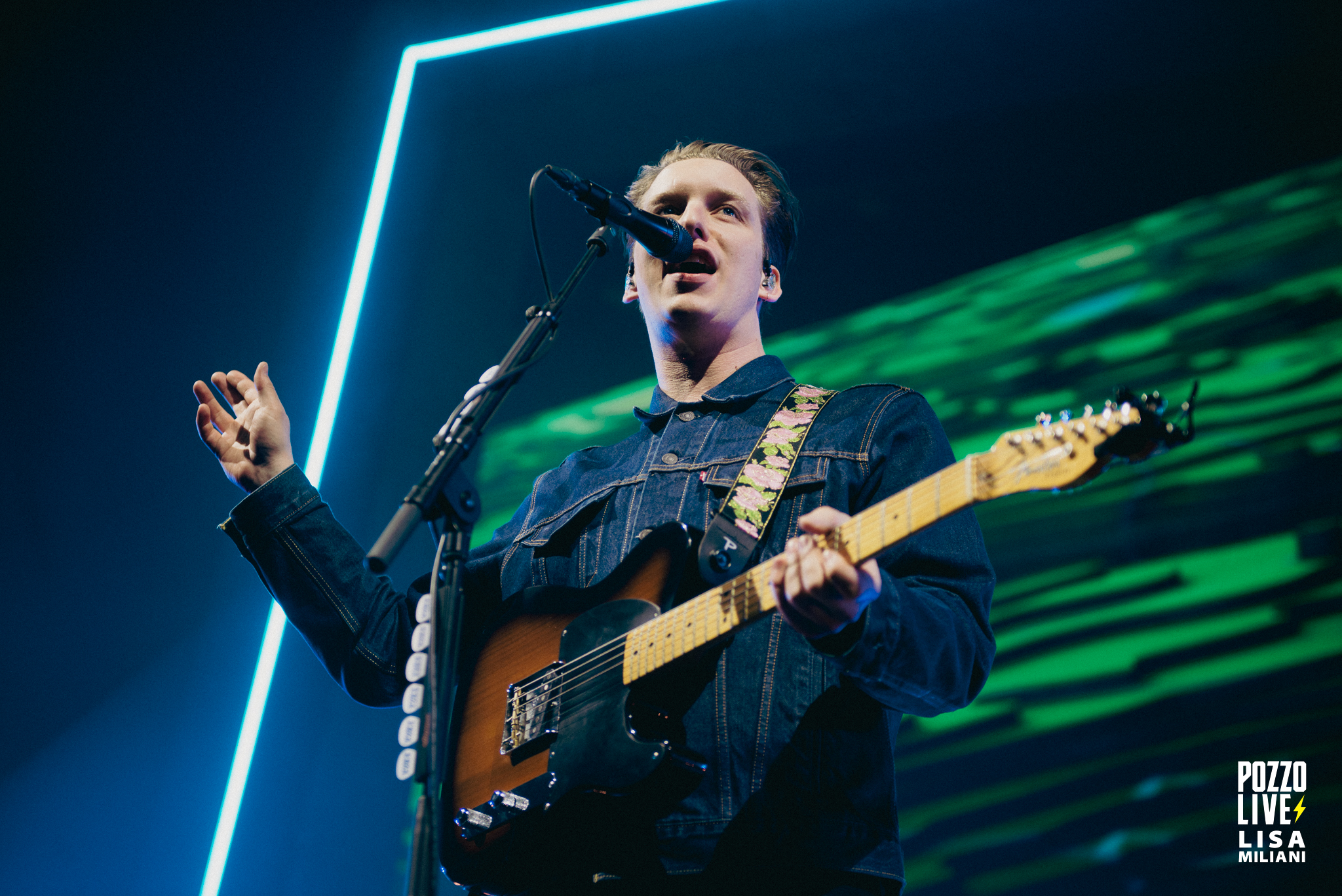 George Ezra et sa guitare à la Seine Musicale